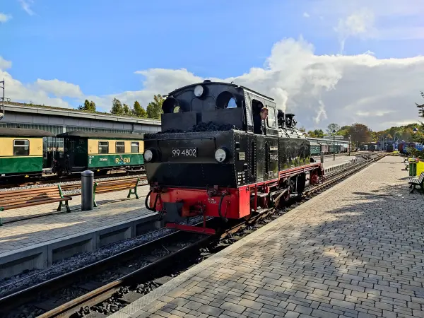 202310160-01 - Dampflok im Bahnhof von Putbus, Rügen, Mecklenburg-Vorpommern, Deutschland