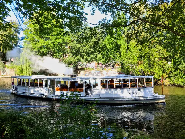 202308200-38 - Dampfschiff auf dem Osterbekkanal in Winterhude, Hamburg, Deutschland