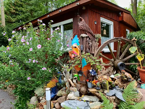 202508020-12 - Dekorierter Campingwagen bei Münchehofe, Märkische Schweiz, Seenland Oder-Spree, Brandenburg, Deutschland