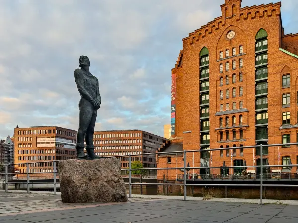 202309220-41 - Denkmal für Claas Störtebeker in der HafenCity, Hamburg, Deutschland