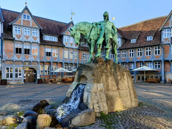 202210040-58 - Denkmal für Herzog August d.J. auf dem Stadtmarkt in Wolfenbüttel, Niedersachsen, Deutschland