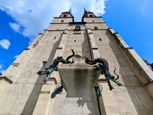 202308090-24 - Drachenbrunnen vor der Marktkirche Unser Lieben Frau in Halle, Sachsen-Anhalt, Deutschland
