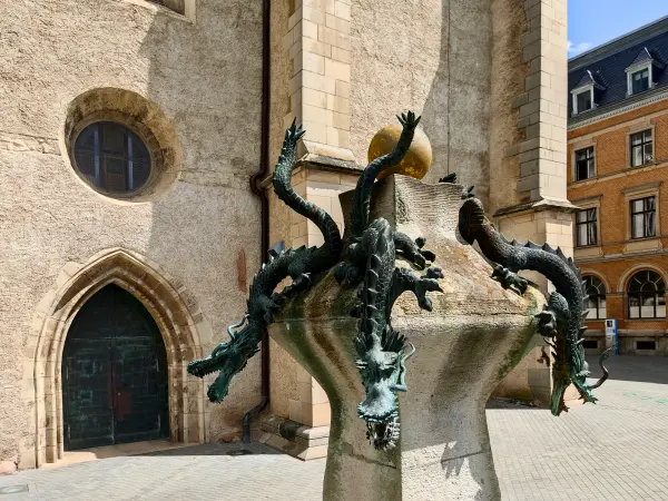 202308090-25 - Drachenbrunnen vor der Marktkirche Unser Lieben Frau in Halle, Sachsen-Anhalt, Deutschland