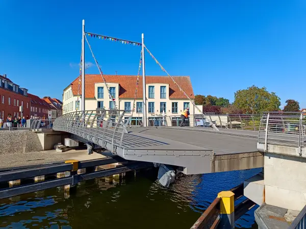 202509300-01 - Drehbrücke in der Inselstadt Malchow, Mecklenburgische Seenplatte, Mecklenburg-Vorpommern, Deutschland