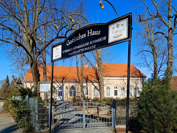 202603020-04 - Ehemalige Schmiede (Gotisches Haus) in Paretz, Havelland, Brandenburg, Deutschland