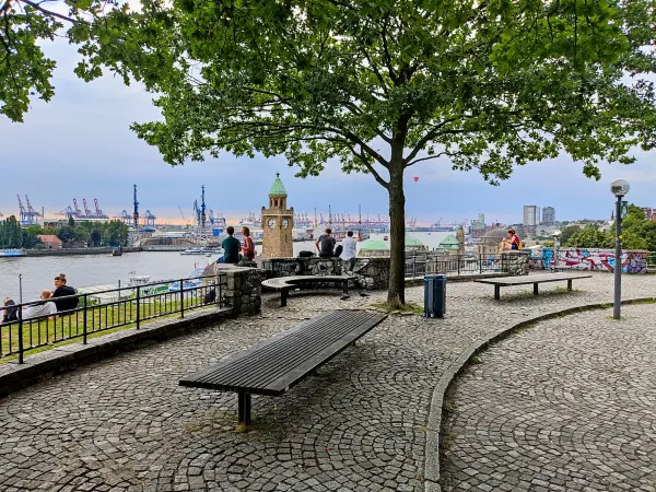 202308231-09 - Elbblick an den Landungsbrücken in der Neustadt, Hamburg, Deutschland