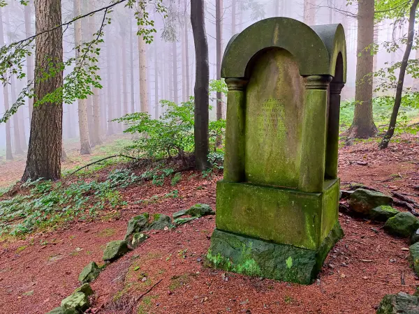 202308180-16 - Eltendenkmal im Deister, Weserbergland, Niedersachsen, Deutschland