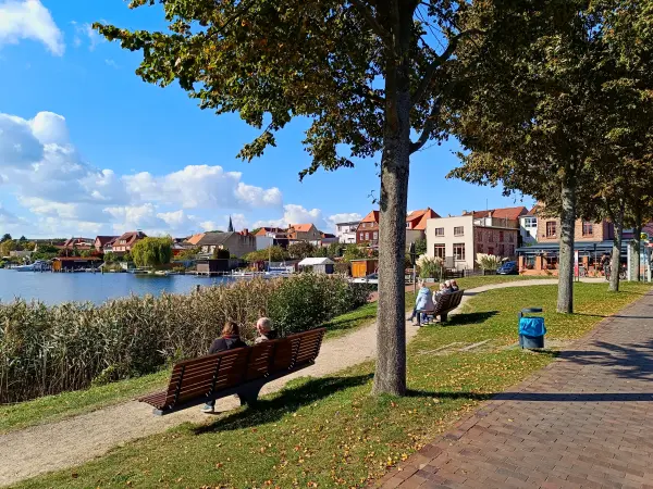 202509300-12 - Erddamm in der Inselstadt Malchow, Mecklenburgische Seenplatte, Mecklenburg-Vorpommern, Deutschland