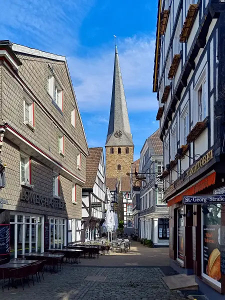 202604260-01 - Fachwerkhäuser und St. Georg in Hattingen, Ruhrgebiet, Nordrhein-Westfalen, Deutschland