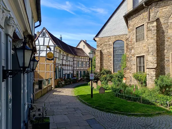 202604260-07 - Fachwerkhäuser und St. Georg in Hattingen, Ruhrgebiet, Nordrhein-Westfalen, Deutschland