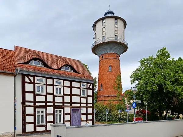 202505030-45 - Fachwerkhaus und Wasserturm in Nauen, Havelland, Brandenburg, Deutschland