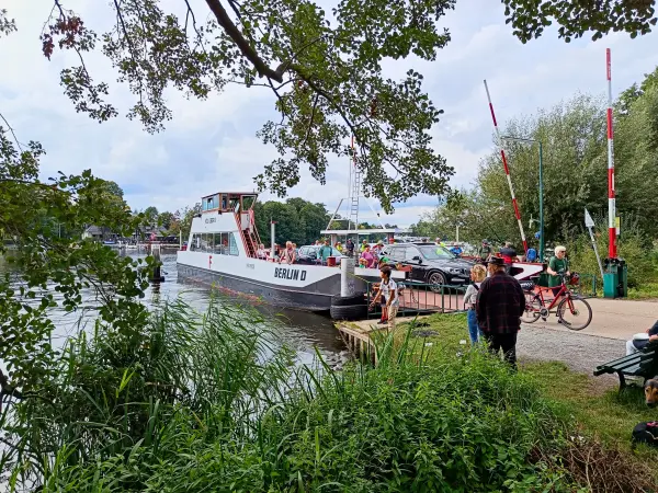 202508300-22 - Fähre auf der Oberhavel in Konradshöhe, Berlin, Deutschland