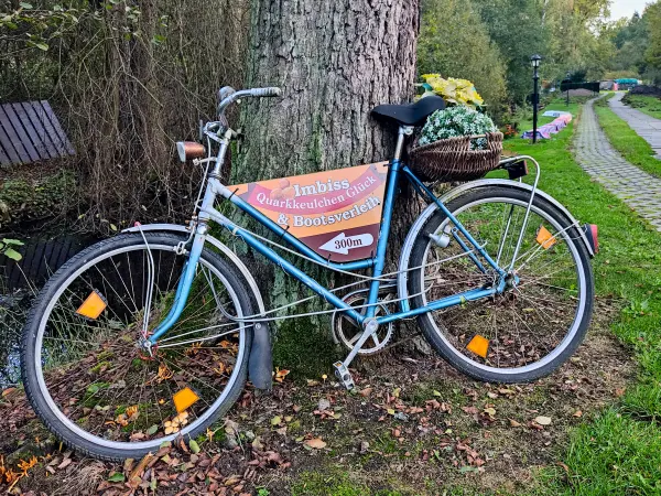 202310230-44 - Fahrrad mit Werbung bei Lehde, Spreewald, Brandenburg, Deutschland