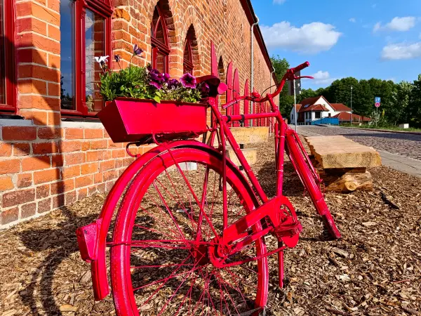 202506110-36 - Fahrrad vor dem Brauhaus in Himmelpfort, Ruppiner Seenland, Brandenburg, Deutschland