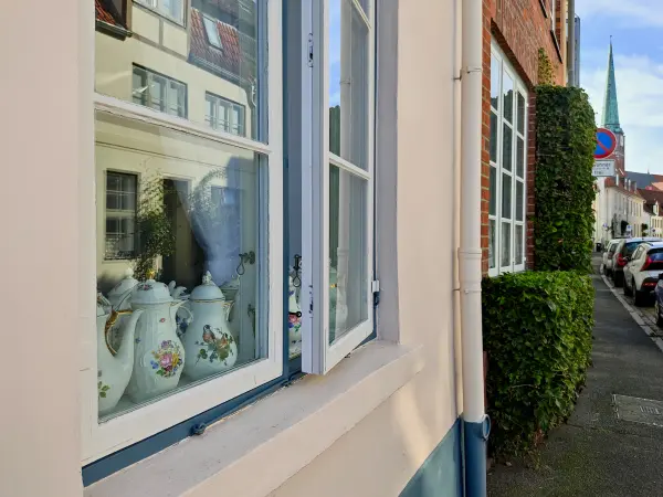 202309210-25 - Fensterdekoration in Lübeck, Lübecker Bucht, Schleswig-Holstein, Deutschland