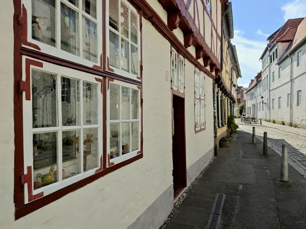 202309210-31 - Fensterdekoration in Lübeck, Lübecker Bucht, Schleswig-Holstein, Deutschland