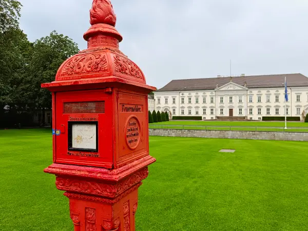 202507230-06 - Feuermelder am Schloss Bellevue am Tiergarten, Berlin, Deutschland