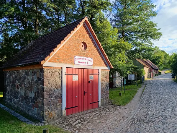 202606090-23 - Feuerwehrhaus in Carwitz, Mecklenburgische Seenplatte, Mecklenburg-Vorpommern, Deutschland