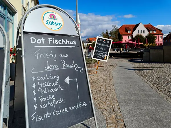 202509300-05 - Fischrestaurant in der Inselstadt Malchow, Mecklenburgische Seenplatte, Mecklenburg-Vorpommern, Deutschland