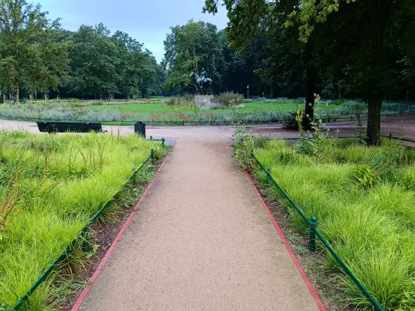202507230-21 - Floraplatz im Tiergarten, Berlin, Deutschland