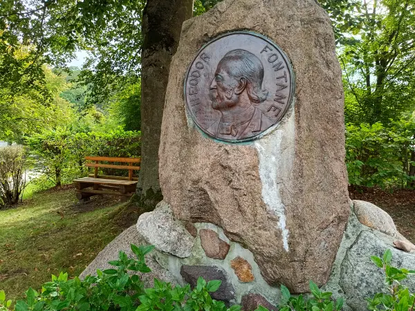 202609190-02 - Fontane-Denkmal in Falkenberg (Mark), Seenland Oder-Spree, Brandenburg, Deutschland
