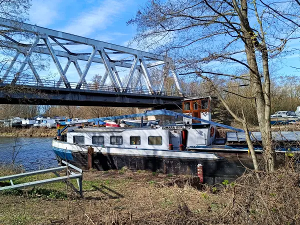 202604040-28 - Frachtschiff auf dem Teltowkanal in Grünau, Berlin, Deutschland