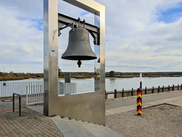 202311020-18 - Friedensglocke an der Oder bei Frankfurt (Oder), Seenland Oder-Spree, Brandenburg, Deutschland