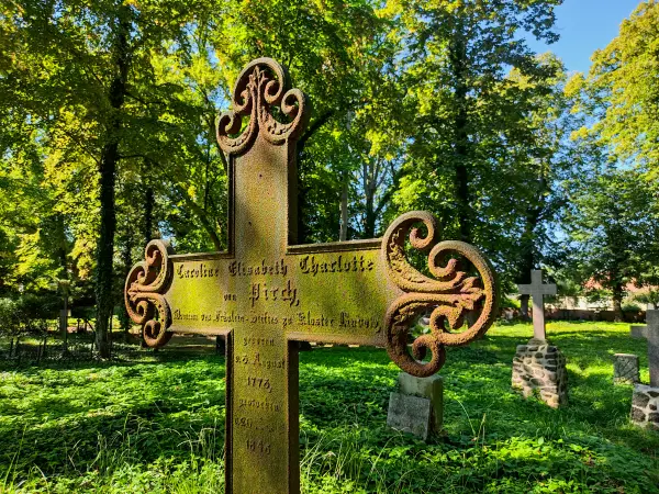 202309040-08 - Friedhof im Kloster Lindow, Ruppiner Seenland, Brandenburg, Deutschland