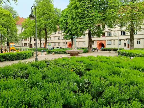 202404090-28 - Fuchsbrunnen an den Ceciliengärten in Friedenau, Berlin, Deutschland