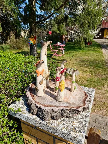 202604150-22 - Gartendekoration in Klessin, Seenland Oder-Spree, Brandenburg, Deutschland