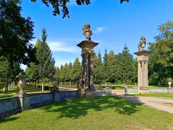 202508110-01 - Gartenportal am Schlosspark Rheinsberg, Ruppiner Seenland, Brandenburg, Deutschland
