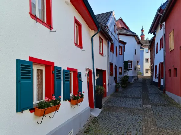 202604240-40 - Gasse in Bad Münstereifel, Eifel, Nordrhein-Westfalen, Deutschland