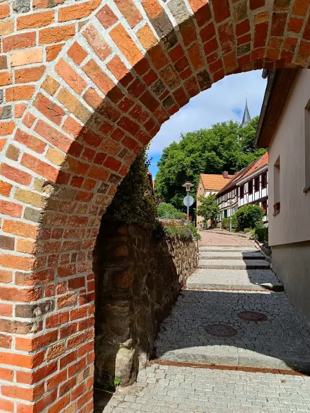 202605280-04 - Gasse in Sternberg, Mecklenburgische Seenplatte, Mecklenburg-Vorpommern, Deutschland
