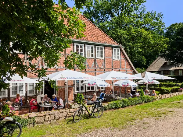 202308210-31 - Gasthaus in Wilsede, Lüneburger Heide, Niedersachsen, Deutschland