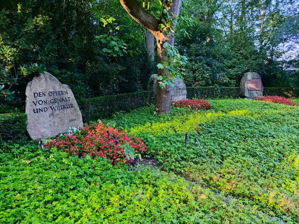 202309240-03 - Gedenkstätte im Bürgerpark Henstedt-Ulzburg, Schleswig-Holstein, Deutschland