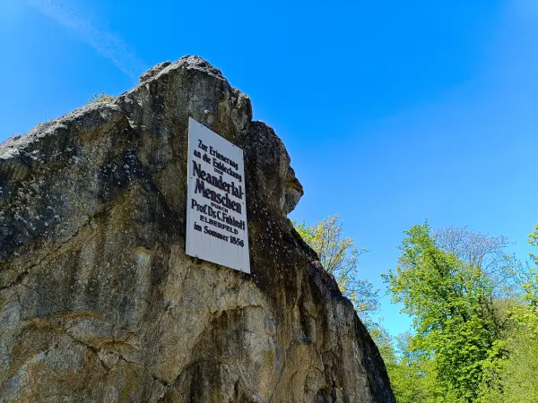 202604230-29 - Gedenkstein am Fundort des Neanderthalers im Neandertal, Bergisches Land, Nordrhein-Westfalen, Deutschland