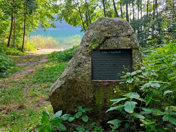202309110-14 - Gedenkstein am Peetschsee bei Steinförde, Ruppiner Seenland, Brandenburg, Deutschland