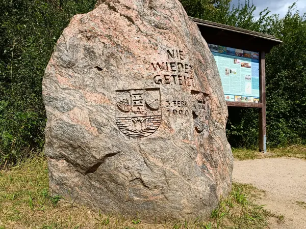 202407080-33 - Gedenkstein an der ehemaligen innerdeutschen Grenze auf dem Priwall, Travemünde, Lübecker Bucht, Schleswig-Holstein, Deutschland