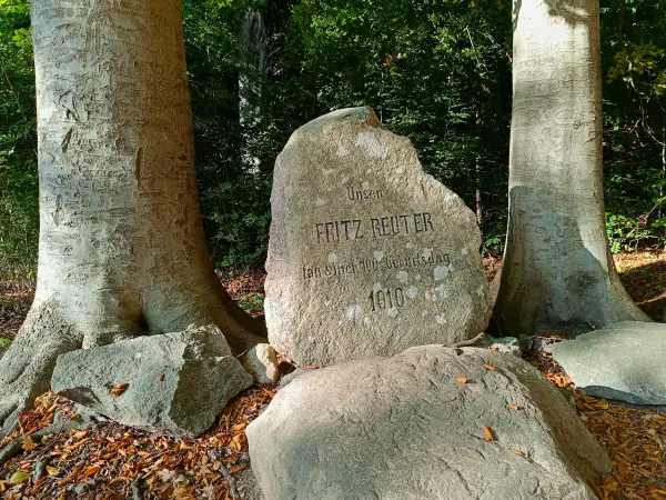 202510130-26 - Gedenkstein für Fritz Reuter im Kurwald bei Krakow am See, Mecklenburgische Seenplatte, Mecklenburg-Vorpommern, Deutschland