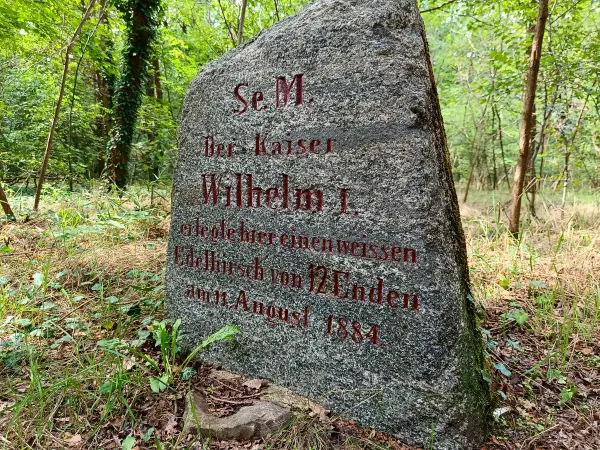 202507300-04 - Gedenkstein im Wildpark, Potsdam, Brandenburg, Deutschland