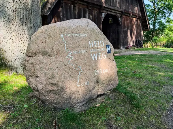 202308210-33 - Gedenkstein zum Heidschnuckenweg in Wilsede, Lüneburger Heide, Niedersachsen, Deutschland