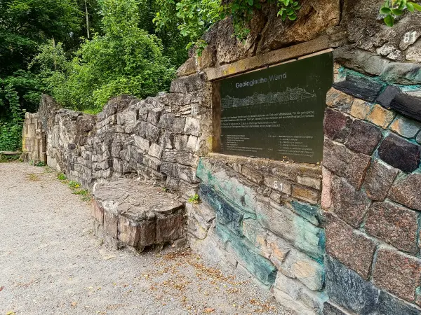 202506070-15 - Geologische Wand im Botanischen Volkspark Pankow, Berlin, Deutschland