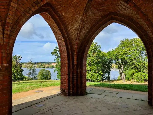202310140-30 - Gerichtslaube im Park Babelsberg, Potsdam, Brandenburg, Deutschland
