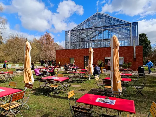 202604060-15 - Gewächshaus und Café im Botanischen Volkspark Blankenfelde, Berlin, Deutschland