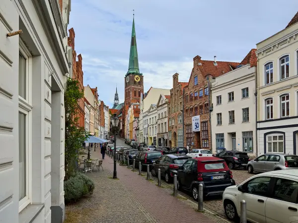 202309210-45 - Giebelhäuser und St.-Jakobi-Kirche in Lübeck, Lübecker Bucht, Schleswig-Holstein, Deutschland