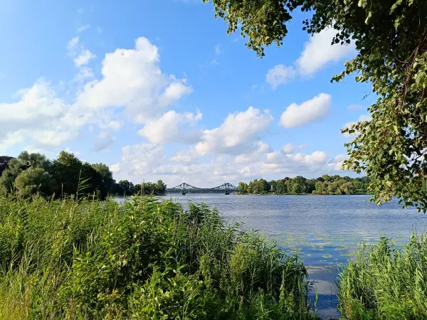 202507150-16 - Glienicker Brücke und Glienicker See, Potsdam, Brandenburg, Deutschland