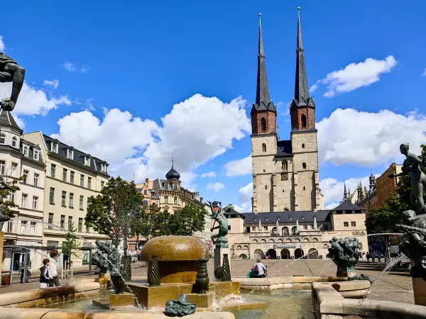 202308090-26 - Göbelbrunnen vor der Marktkirche Unser Lieben Frau in Halle, Sachsen-Anhalt, Deutschland