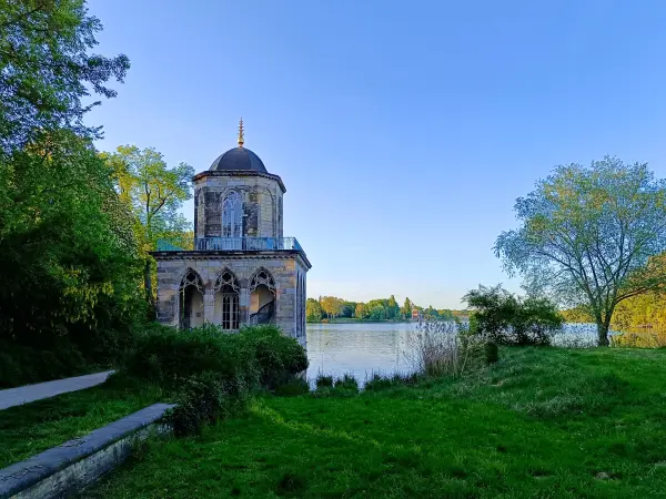 202504300-06 - Gotische Bibilothek am Heiligen See im Neuen Garten, Potsdam, Brandenburg, Deutschland