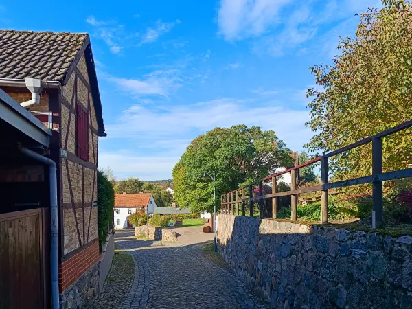 202510210-25 - Grabenstraße in Burg Stargard, Mecklenburgische Seenplatte, Mecklenburg-Vorpommern, Deutschland