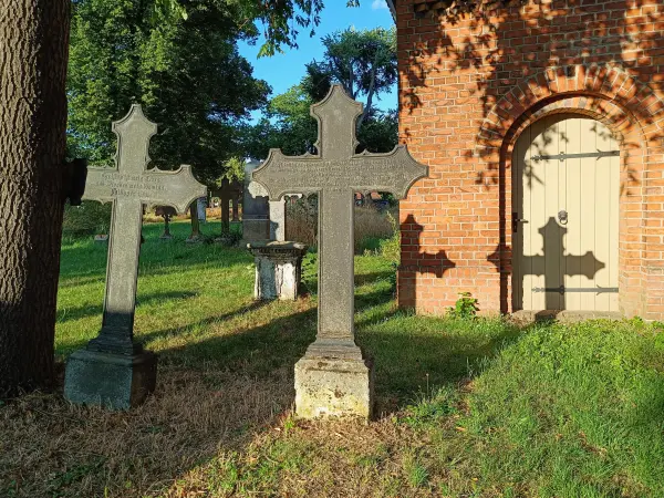 202607280-14 - Grabkreuze an der Dorfkirche in Großziethen, Fläming, Brandenburg, Deutschland
